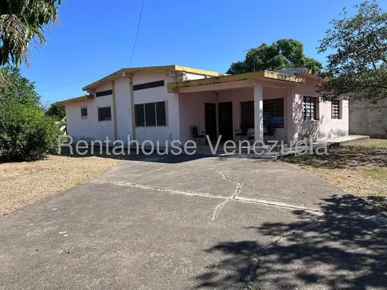 Jip 25-16001. Rentahouse Vende Casa De Campo Con Galpon, Area De Deposito, Area De Servicio, Hermosos Jardines Que Rodean Toda La Propiedad. En Villa De Cura.