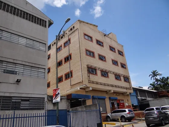 Alquiler Edificio Comercial Zona Industrial La Trinidad, Oficinas, Estacionamiento, Local Comercial (mem)