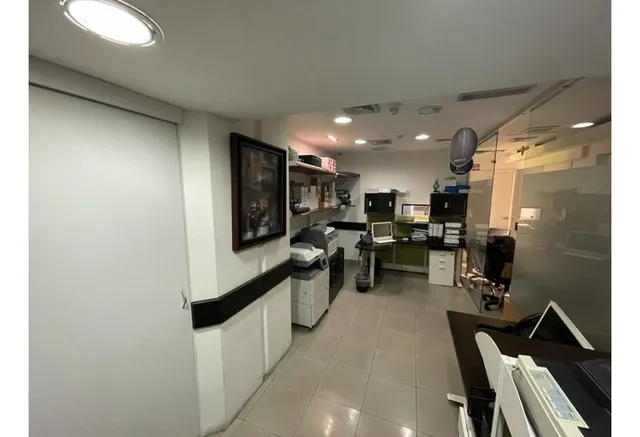 Alquiler Oficina En C.c. La Pirámide, Prados Del Este Con Terraza