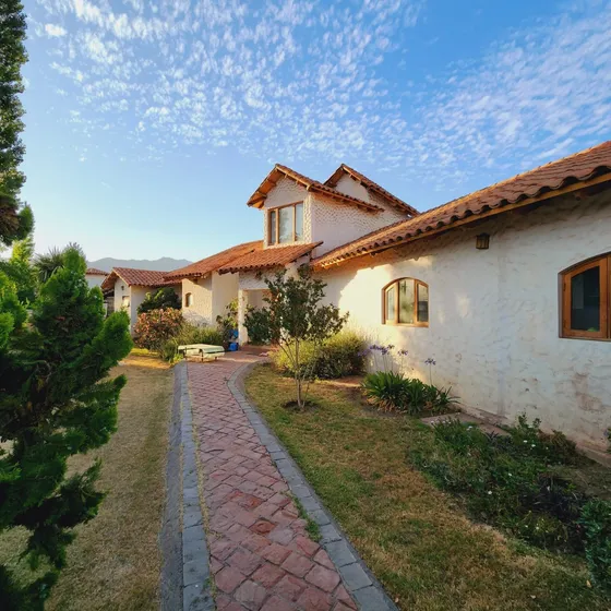 Venta Casa En Rinconada De Los Andes 5h 3b Quincho Y Piscina