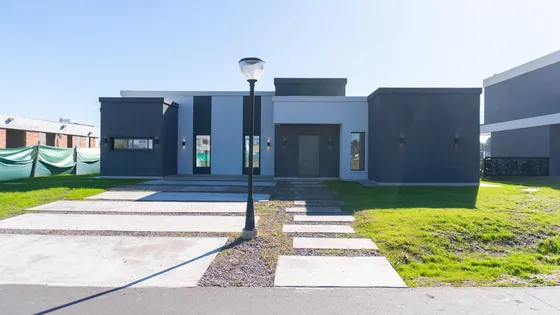 Venta De Casa 4 Ambientes En Prados Del Oeste - Moreno