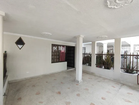 Casa En Venta En Avenida Libertadores. Cod V30689