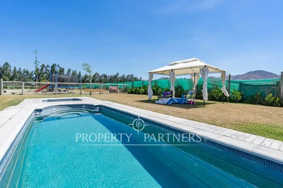 Casa Moderna En Parcela De 5.030 M² Con Piscina Y ...