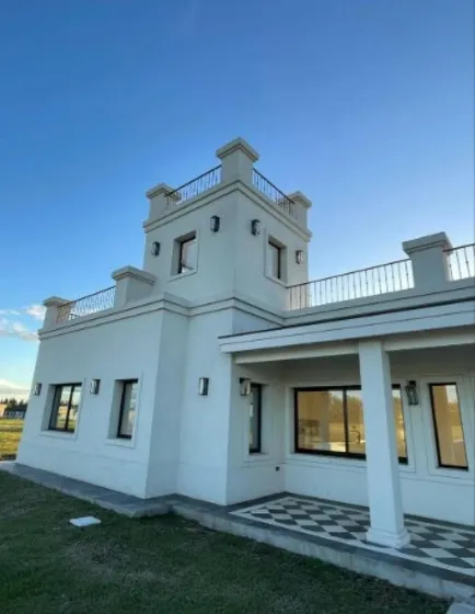 Casa En Venta - 3 Dormitorios 3 Baños - Canning