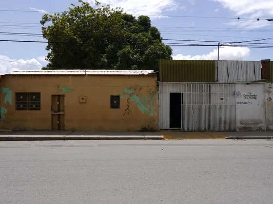 Raiza Suárez Vende Excelente Galpón Comercial En El Centro De Barquisimeto 2 5 5 6 0 5 Con Muelle Para Carga Y Descarga De Mercancía Y Vivienda De 2 Habitaciones, 2 Baños Y Local