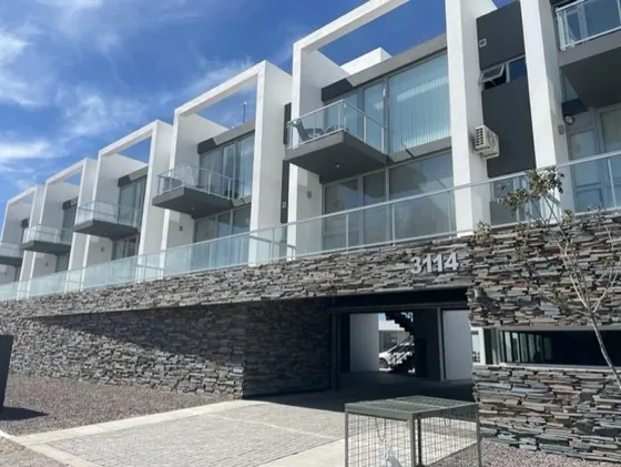 Departamento Nuevo Pto. Madryn P/ 4 Personas (alquiler Por Día)  Precio Y Disponibilidad Para Julio 2025. A Metros Del Mar. Con Cochera. Piscina Climatizada Todo El Año.