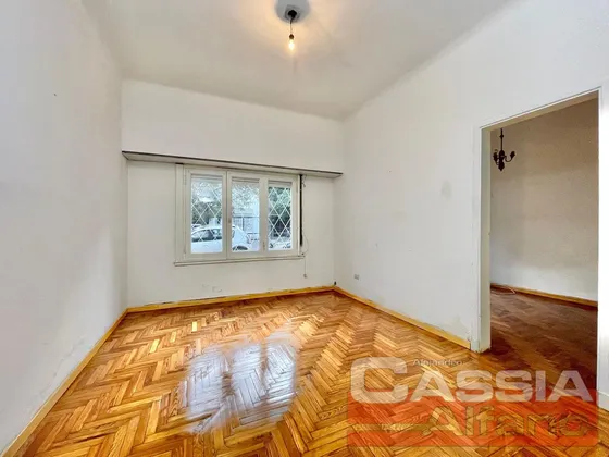 Muy Buen Ph En Planta Baja Con 3 Dormitorios, Cocina, Terraza Y Cochera, Un Baño Y Lavadero