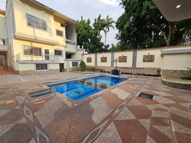 Exclusiva Casa En Venta Con Piscina Area De Gimnasio Cocina Moderna Y Areas Remodeladas Area Parrilla Amplio Estacionamiento Calle Parentesis El Limon Estef 25-15349