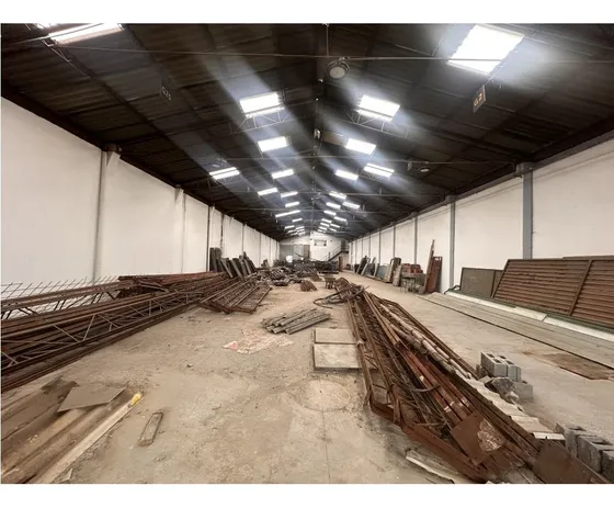 Amplia Bodega En Arriendo En Engativa De 810m2 (755m2 Area Libre Y Con Local)