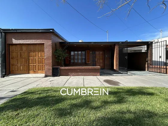 Casa En Av. Espejo A 200 Mts De Av. H. Yrigoyen