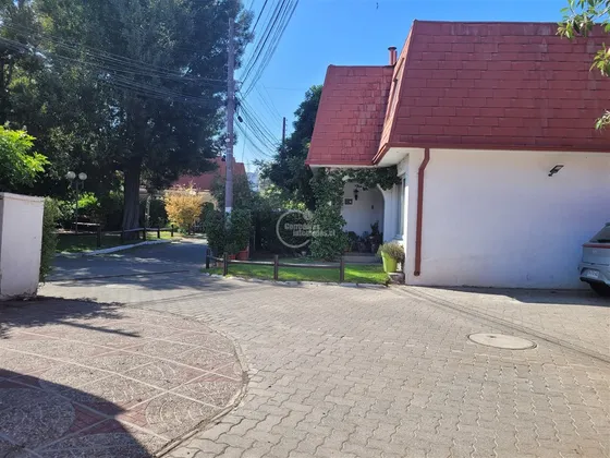 Casa En Venta De 4 Dorm. En La Reina