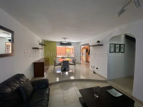 Diana C, Vende Bella Casa Tipo Townhouse En Las Quintas De Naguanagua Rc-dc 24-15262