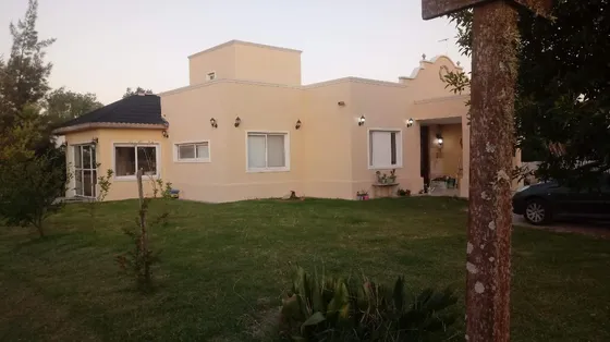 Casa En Venta - 2 Dormitorios 2 Baños - Cochera - 684mts2 - Florencio Varela