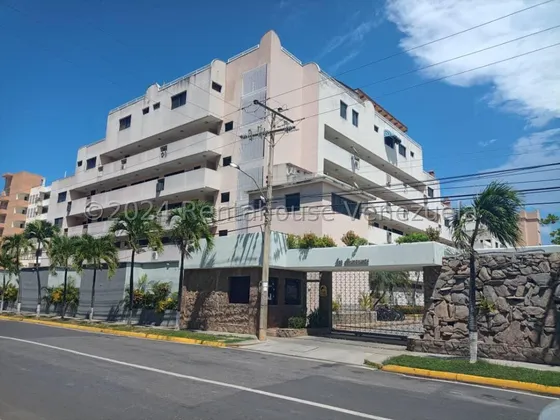 Apartamento De 4 Hab, 5 Baños Y Estacionamiento