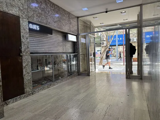 Amplia Oficina, A Pasos Del Metro, Full Conectada