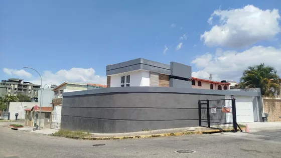 En Venta Casa En La Urbanizacion El Bosque En Calle Privada, Doble Anillo De Seguridad. Ab