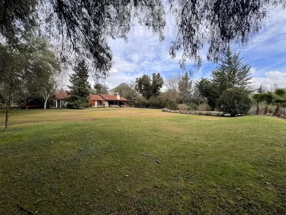 Casa En Arriendo De 5 Dorm. En Chicureo Centro