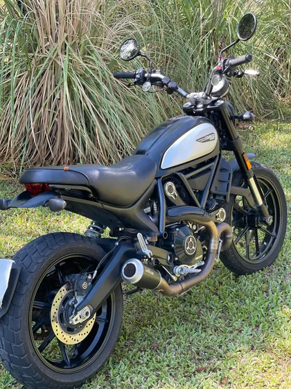 Ducati Scarmbler Icon Dark  Escape Leo Vince. Puños Cubre Ca