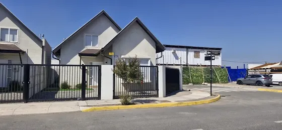 Casa En Peñaflor: 3 Hab, 3 Baños, ¡amplia Y Céntrica!