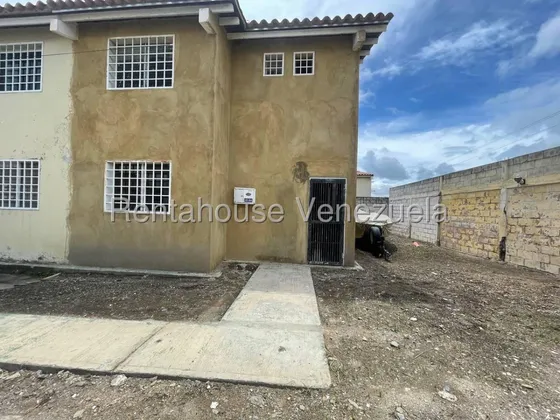 Dennymar, Vende Estupenda Casa Con Mucho Potencial En Obra Gris, En Buena Urbanizacion De Cabudare Con Seguridad 24/7 Con Bellas Areas Comunes B5a24499                                                 