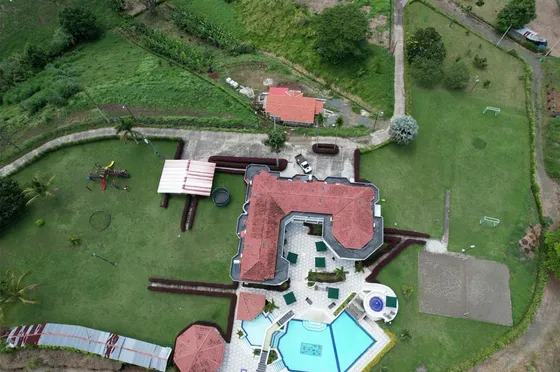Vendo Hermoso Hotel Ubicado A Solo 5 Minutos De Alcala Valle