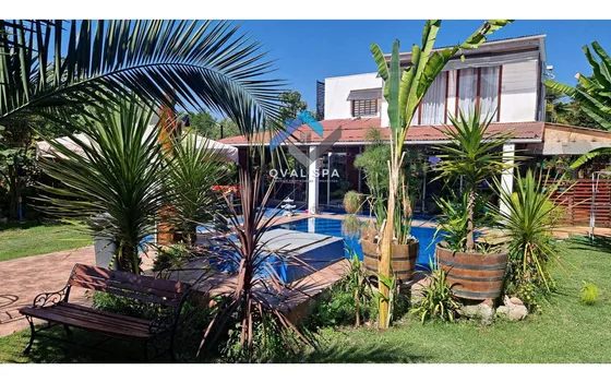 Qval Spa Vende Hermosa Casa Con Piscina Y 3 Cabañas En Requi