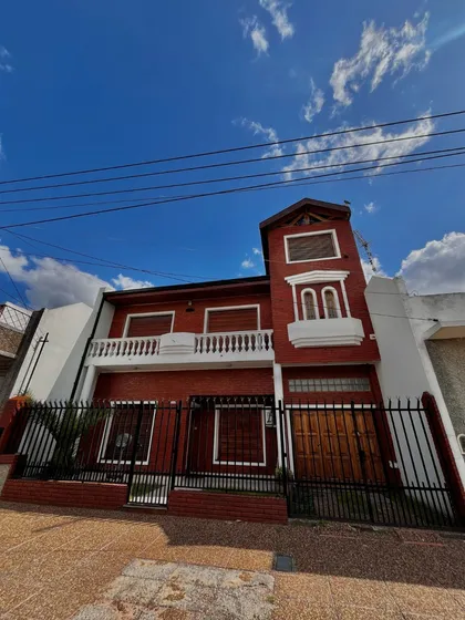 Casa En Lote Propio De 10 X 42 , Con Pileta Y Quincho .
