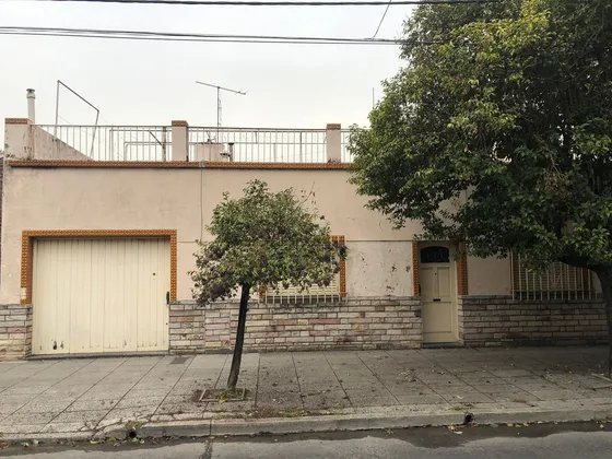 Casa En Planta Baja, Amplio Parque Y Garage
