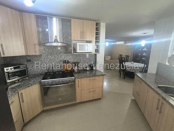 Bello Townhouse De Esquina Con Acabados Modernos Listo Para Convertirlo En Su Proximo Hogar. Cuenta Con Pisos En Porcelanato, Dos Amplias Salas, Comedor, Comoda Area De Cocina Empotrada,