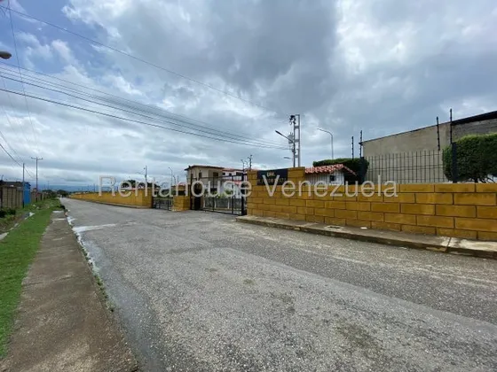 Aslibel Melendez Asesor Inmobiliario De Renta House Ofrece Hermosa Casa En Urbanismo Privado Con Patio Amplio # 25-22898