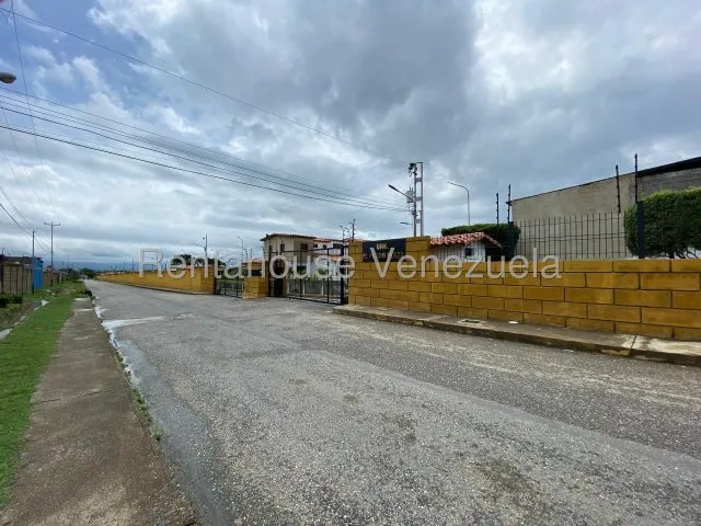 Aslibel Melendez Asesor Inmobiliario De Renta House Ofrece Hermosa Casa En Urbanismo Privado Con Patio Amplio # 25-22898