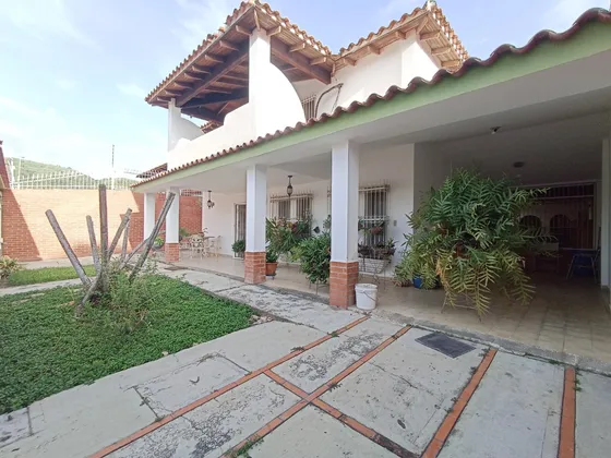 Casa De Dos Niveles En La Urbanización San Pablo En Turmero Puo 25-20590
