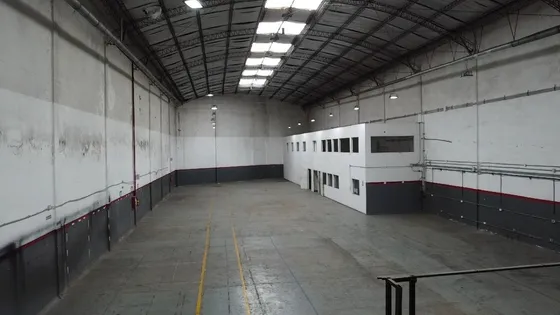 Depósito En Alquiler - Oficinas - Baños - Cocheras - 1.280mts2 - Paternal