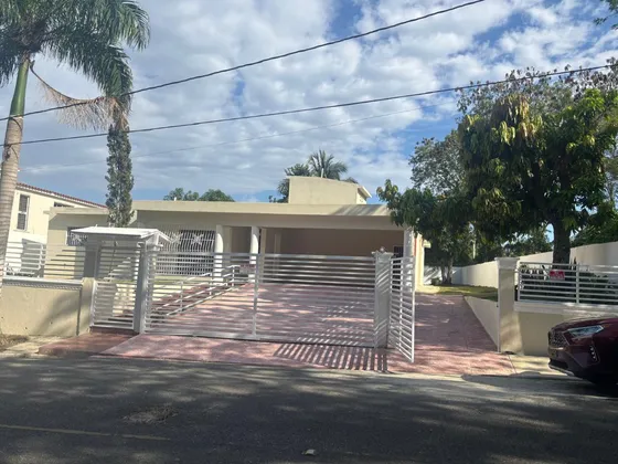 Casa De Venta En Av Puerta De Hierro #62, Arroyo Hondo