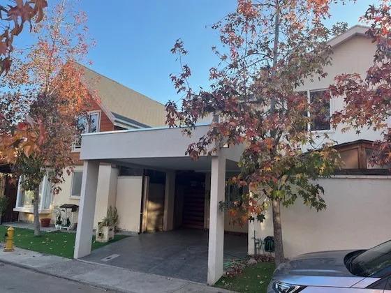 Arriendo Amplia Casa En Condominio En Las Vizcachas.