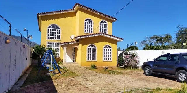 Bella Casa, Con Patio, Los Robles.