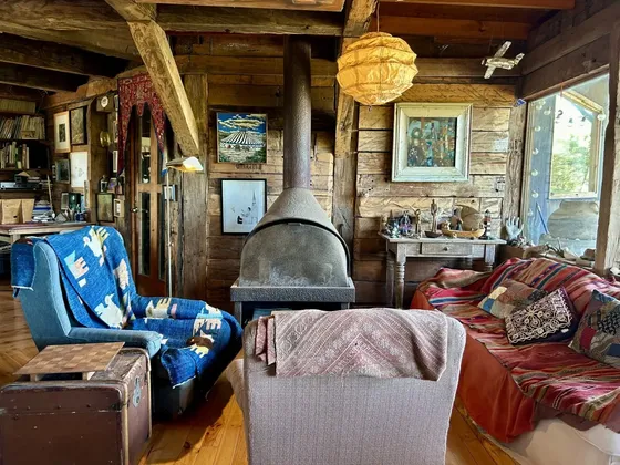 Casa Construida Con Durmientes En Superficie Plana