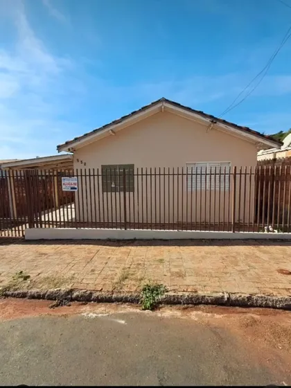 Casa Á Venda (r$150.000,00) Em Carlopolis/pr, Com Bom Estado De Conservação E Amplo Terreno