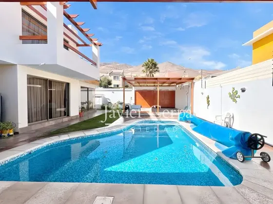Ampla Casa En Venta, Jardines Del Sur 