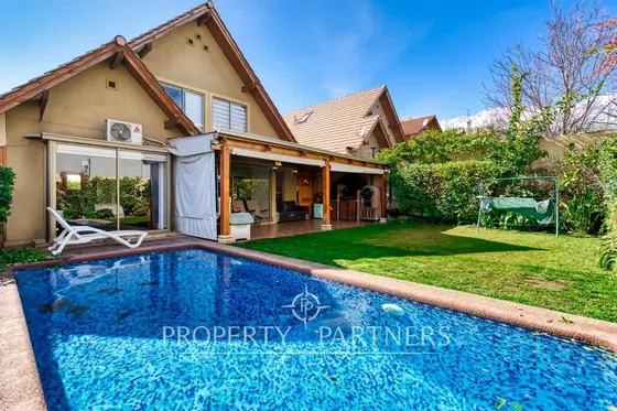 Venta De Hermosa Casa En Condominio Sector Las Per...