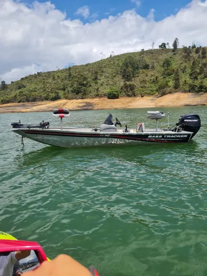 Bote De Pesca Bass Tracker
