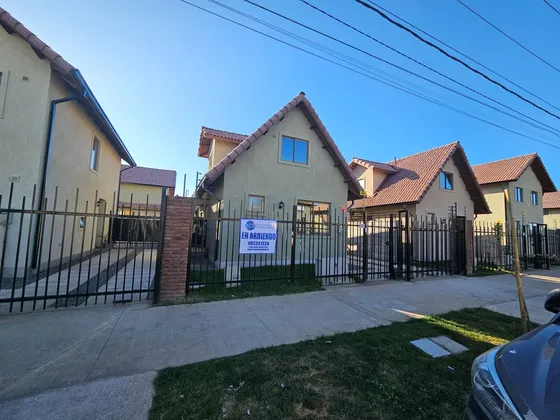 Arriendo Casa En Barrio Residencial, Hacienda Esmeralda