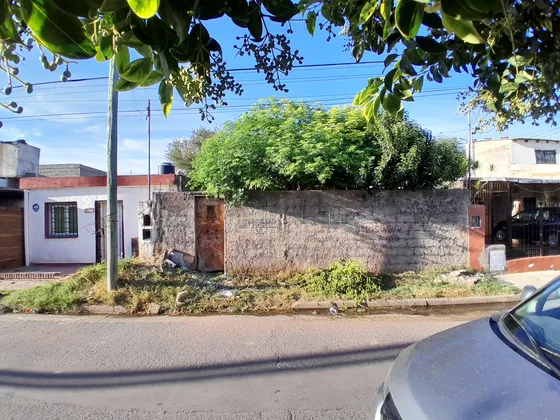 Se Vende Lote, 240m2, Cerrado, 6 Cuadras De Av. Armada Arg.