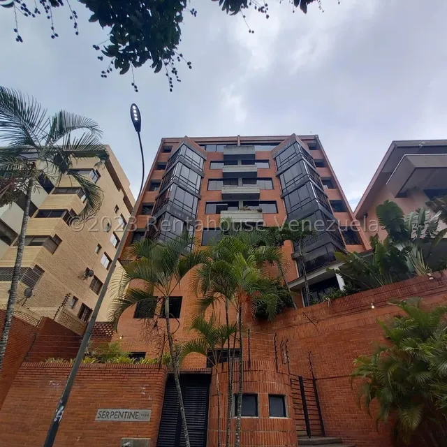 Hermoso Apartamento Duplex En Calle Tranquila Y Segura En Venta En Las Mercedes Yf