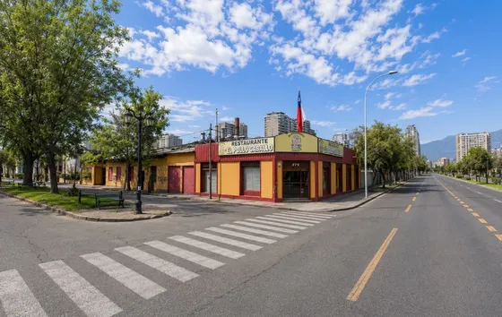 Excelente Local Comercial Esquina Con Estacionamientos