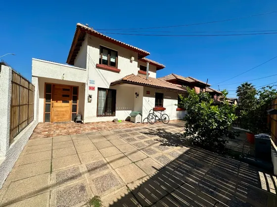 Casa Con 4 Dormitorios, Piscina, Terraza Y Quincho