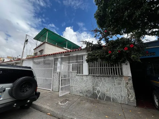 Gran Oportunidad Casa De Uso Comercial O Residencial A Remodelar En Los Rosales