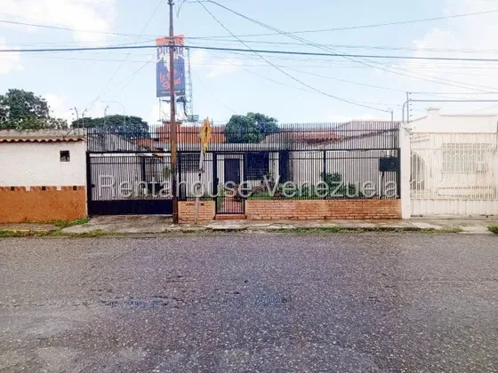 Fredxia Castillol Vende Amplia Casa, Para Uso Residencial O Comercial En El Centro De Barquisimeto. Fc 27-1402.