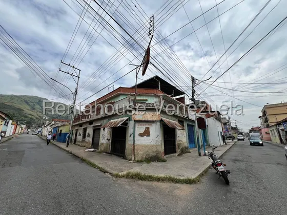 Casa En Venta En La Victoria Aragua 25-8899 Irrr