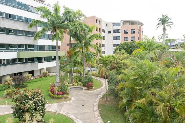 En Venta Lujoso Apartamento En Exclusiva Zona De Caracas, Los Palos Grandes. (r.o)